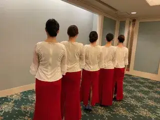 パーティー会場でお客様にお飲み物を配っていただく御仕事です
