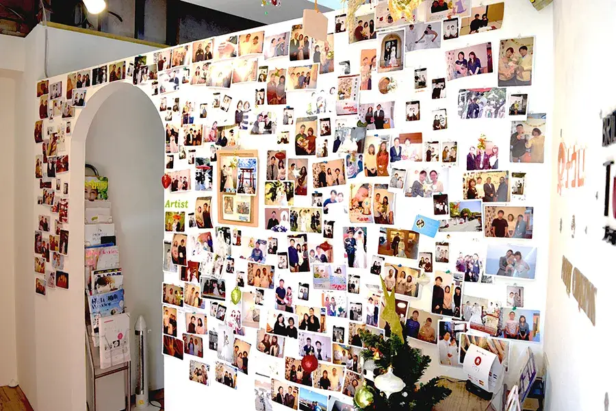 エントランスにはたくさんのご成婚者のお写真が！